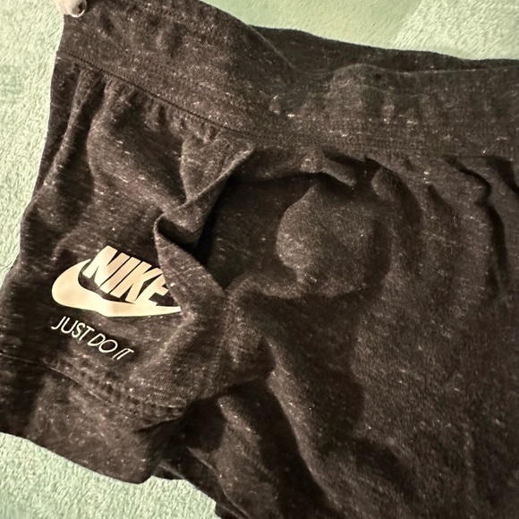 Nike Women's Black Shorts
T3 - Picture 5 of 10
